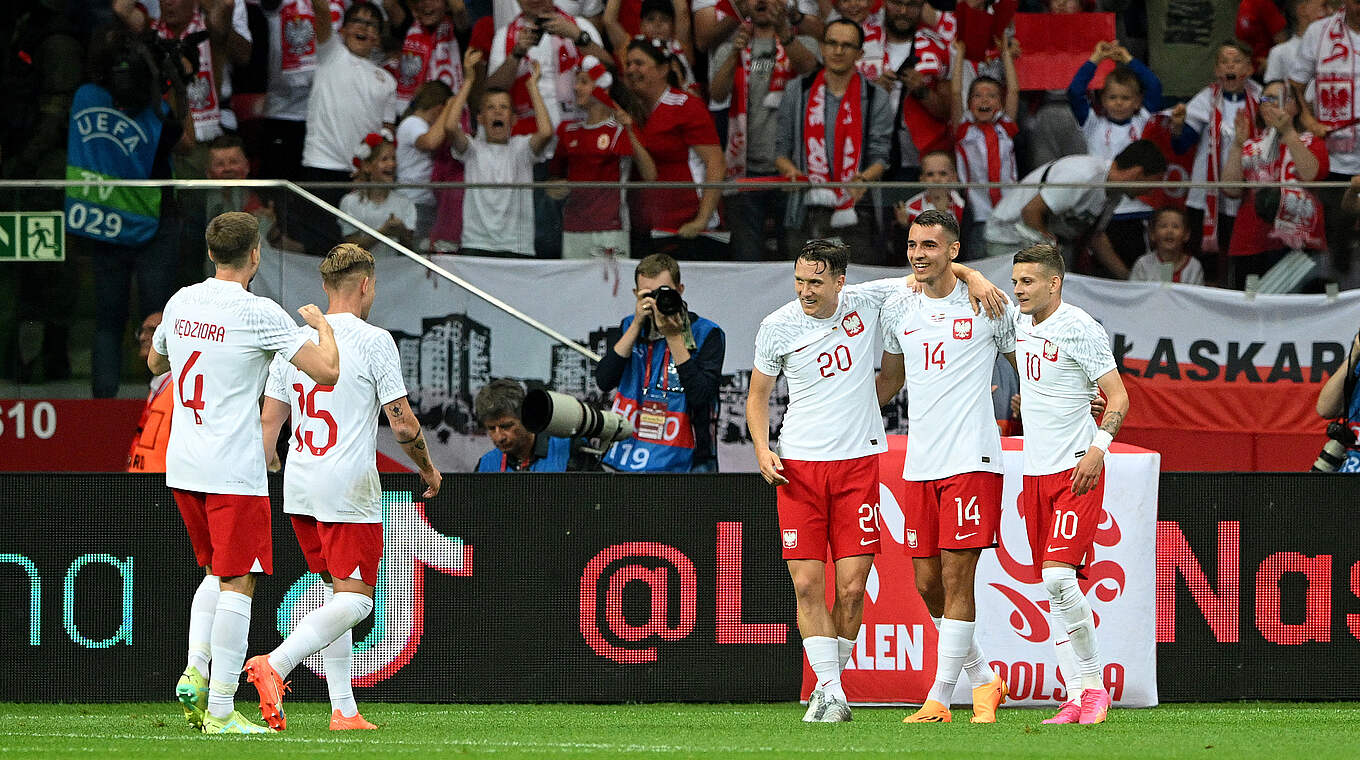 Sorgt mit seinem Tor für den polnischen Sieg: Jakub Kiwior (2.v.r.) © Getty Images