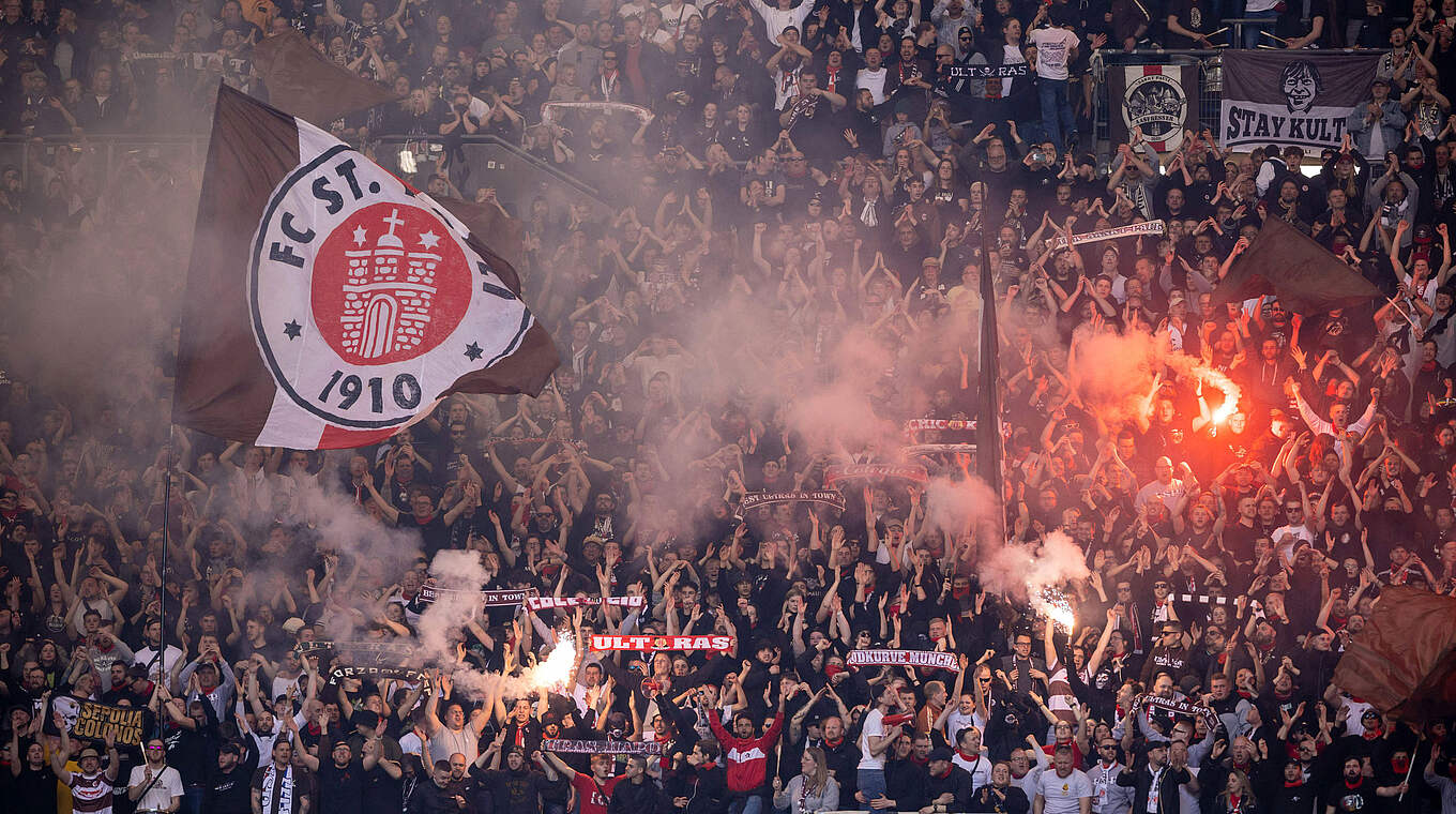 Pyrotechnik im Derby beim HSV gezündet: Der FC St. Pauli muss eine Geldstrafe zahlen © imago