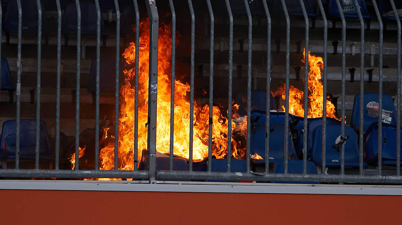 Sitzschalen beim Braunschweig-Spiel in Brand: Geldstrafe für Hannover 96 © imago