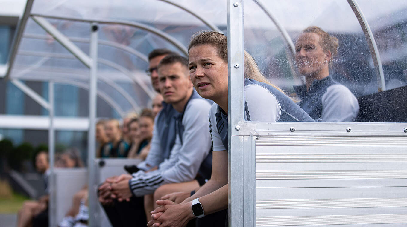 Kathrin Peter (v.): "Die Spielerinnen freuen sich, dass das Turnier jetzt losgeht" © Yuliia Perekopaiko/DFB