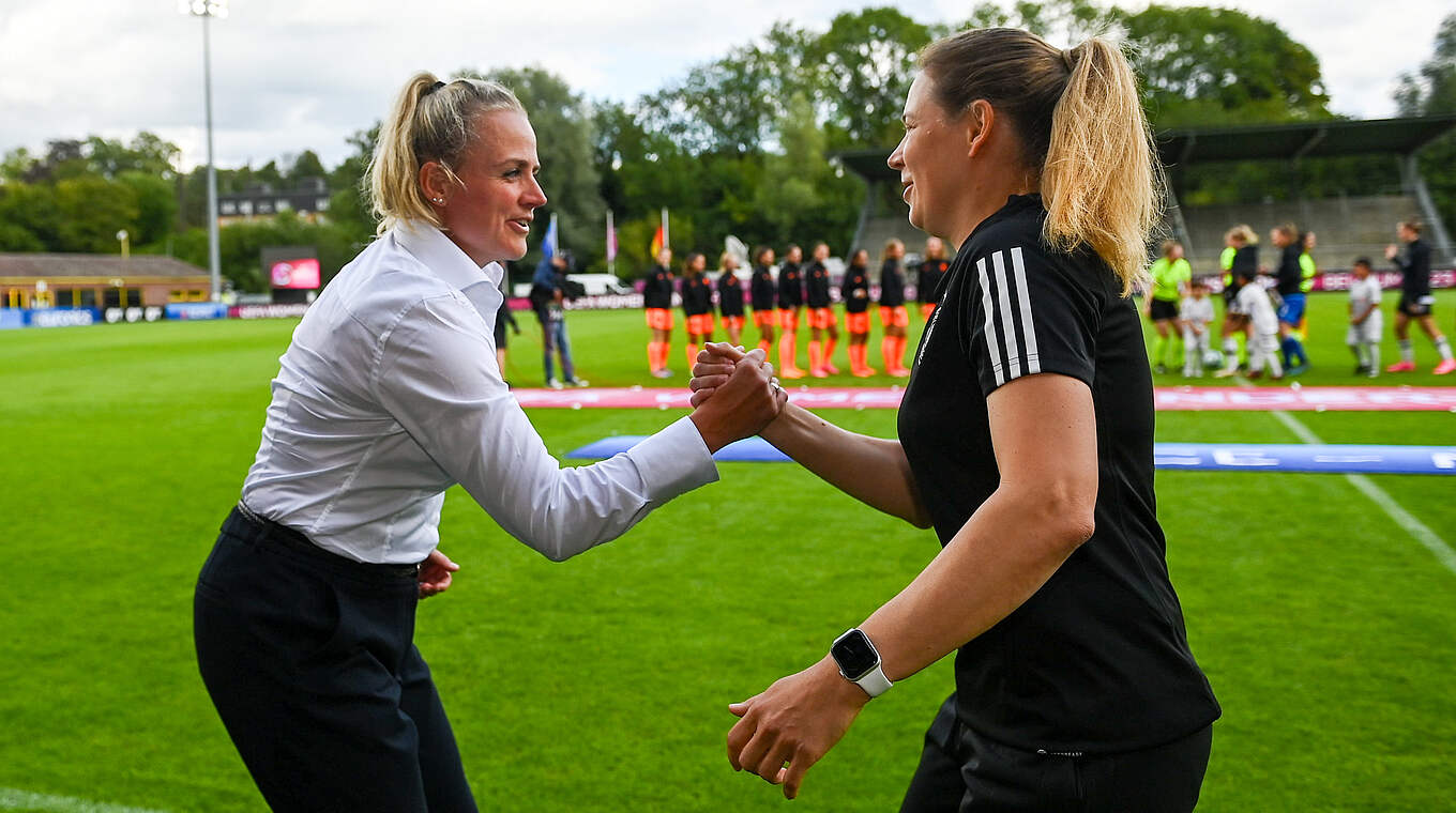 Trainerinnen-Duell: Roos Kwakkenbos (l.) und Kathrin Peter (r.) © Sportsfile/UEFA via Getty Images