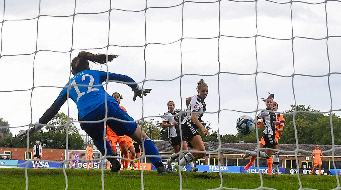Eigentor: Jella Veit lenkt den Ball unhaltbar ins Tor  © Sportsfile/UEFA via Getty Images