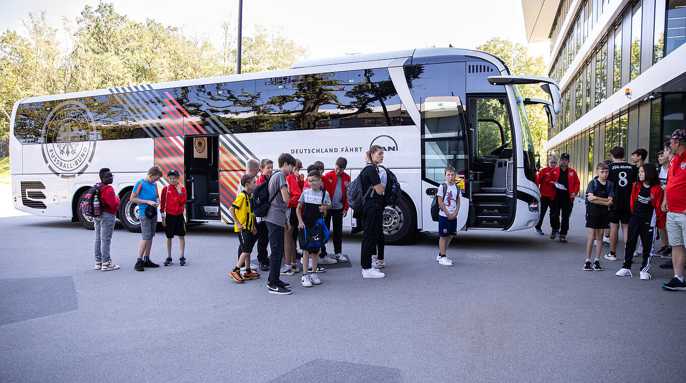 Anreise wie die Profis: Die JSG wurde vom offiziellen DFB-Mannschaftsbus abgeholt © DFB/ Yuliia Perekopaiko