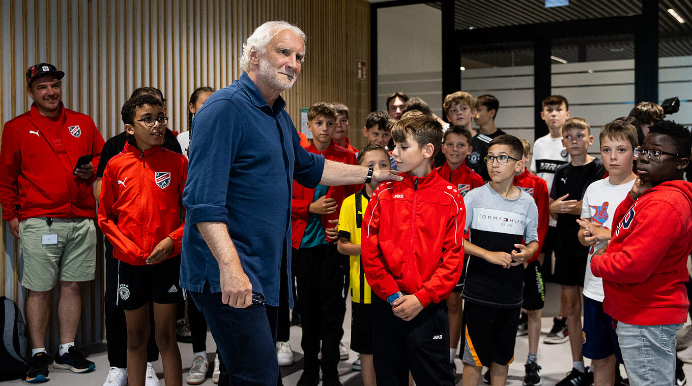 Hoher Besuch: Rudi Völler begrüßt die Spieler der JSG Ahrtal © DFB/ Yuliia Perekopaiko