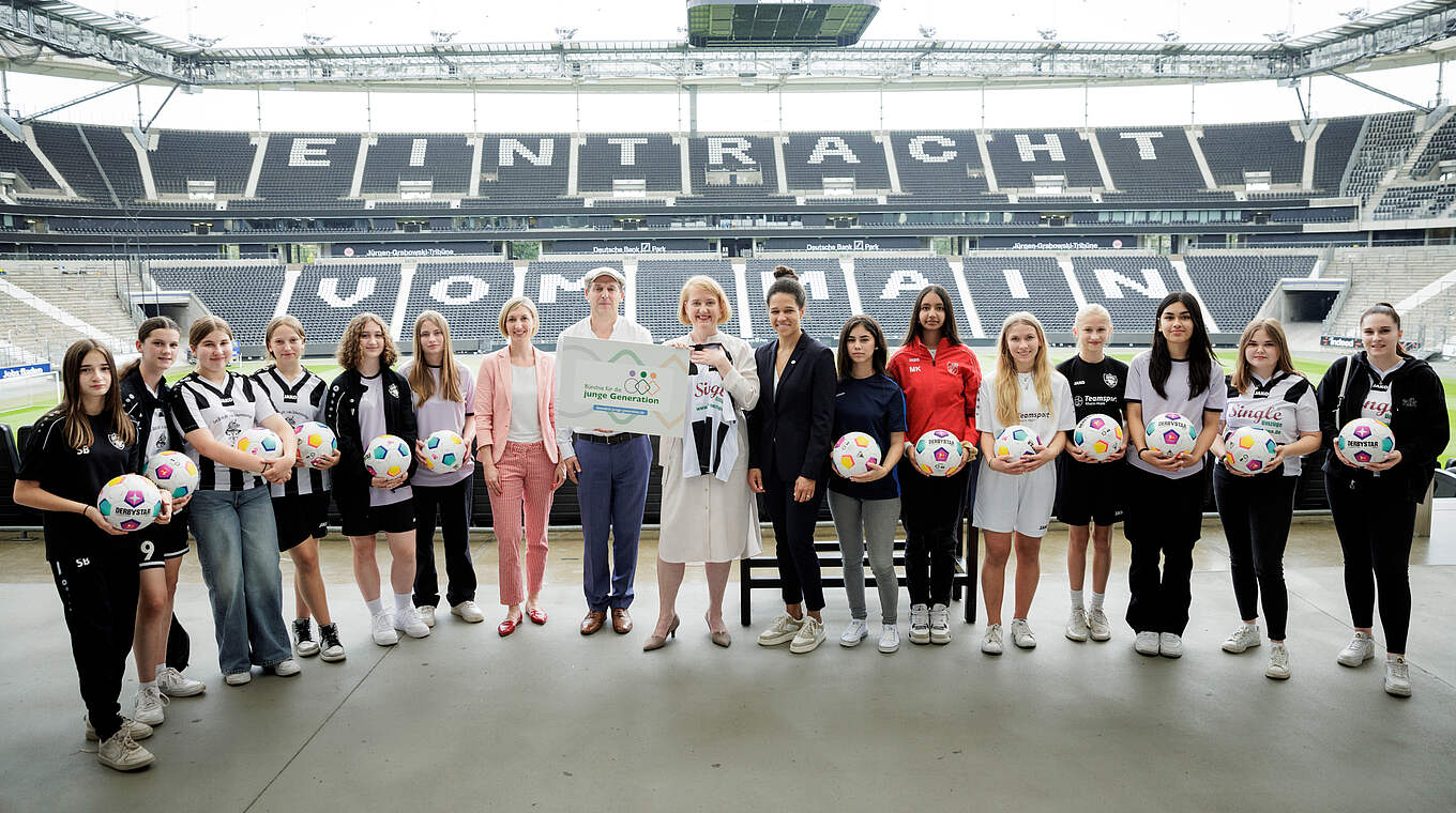 Celia Sasic und Bundesministerin Paus besuchen "Lernort Stadion" :: DFB