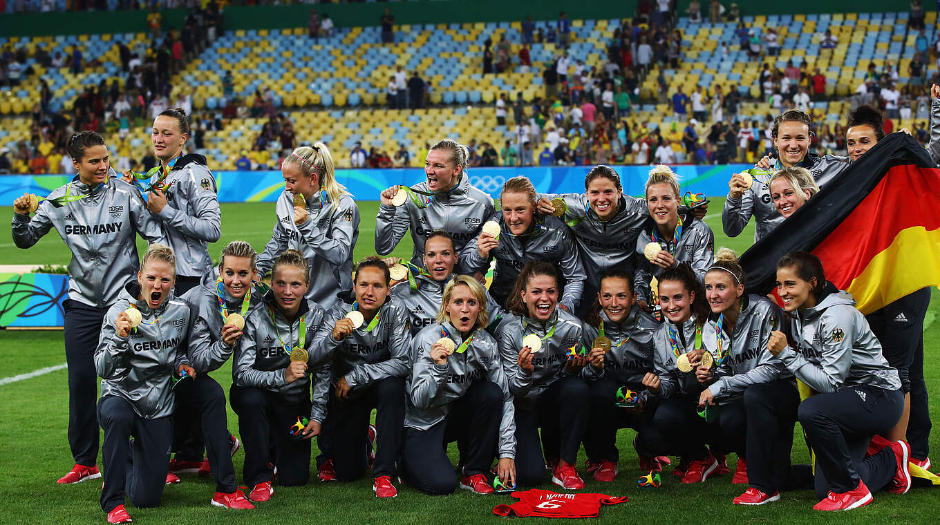 Gold mit den DFB-Frauen bei Olympia 2016 in Rio: Melanie Leupolz (u., 5.v.r.) © 