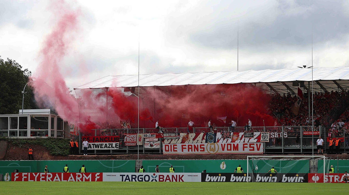 Pyrotechnik beim DFB-Pokalspiel in Elversberg: Geldstrafe für Mainz 05 © IMAGO/Fussball-News Saarland
