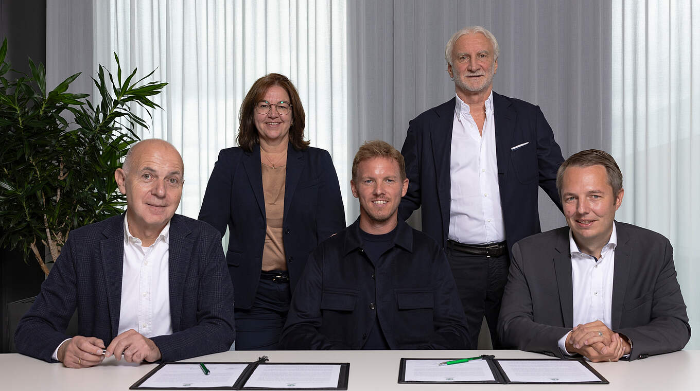 Vertrag unterzeichnet: Nagelsmann (M.) mit Neuendorf, Ullrich, Völler, Grunwald (v.l.) © Thomas Böcker/DFB