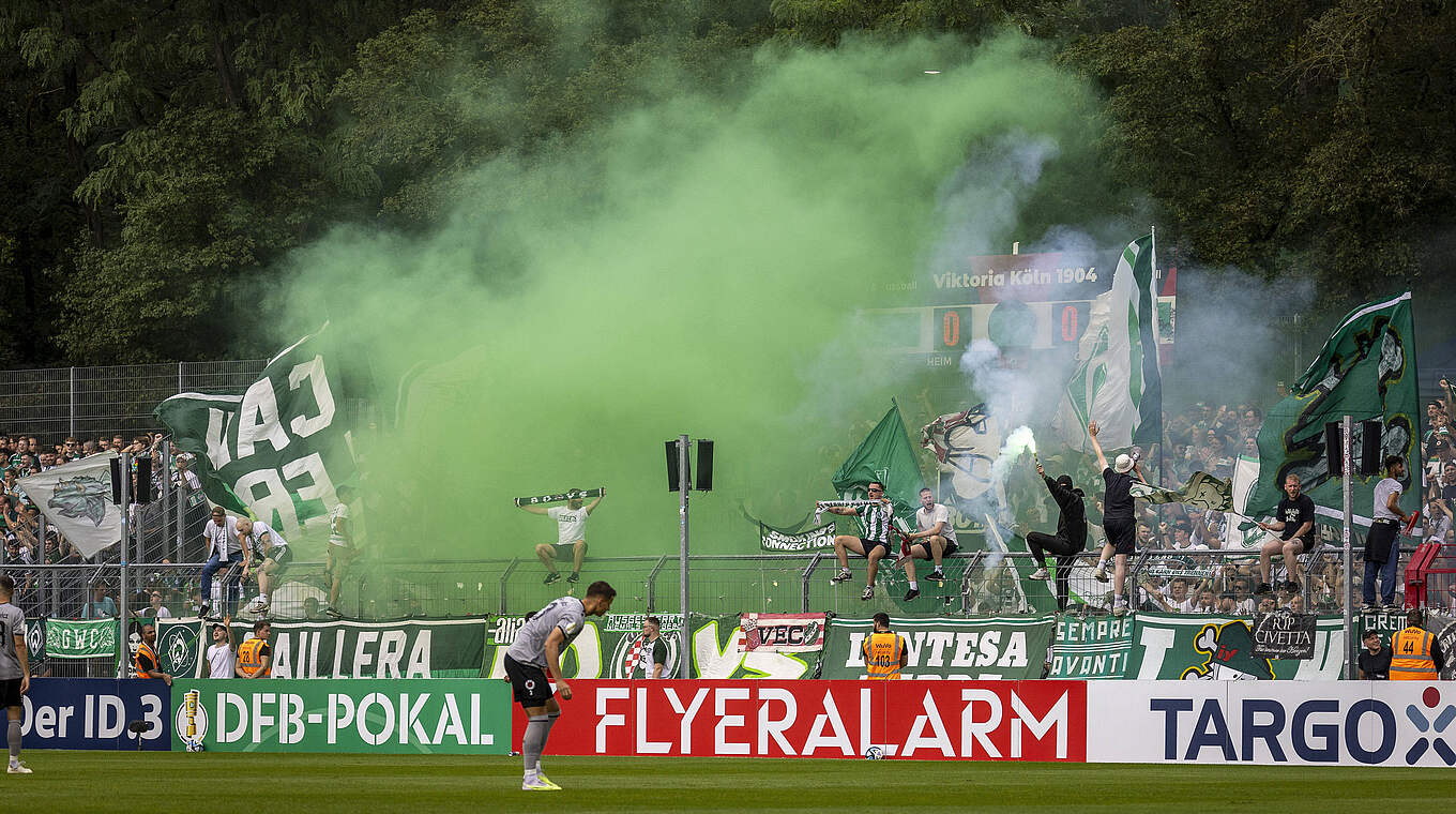 Wegen Pyrotechnik der Anhänger mit Geldstrafe belegt: Werder Bremen © imago