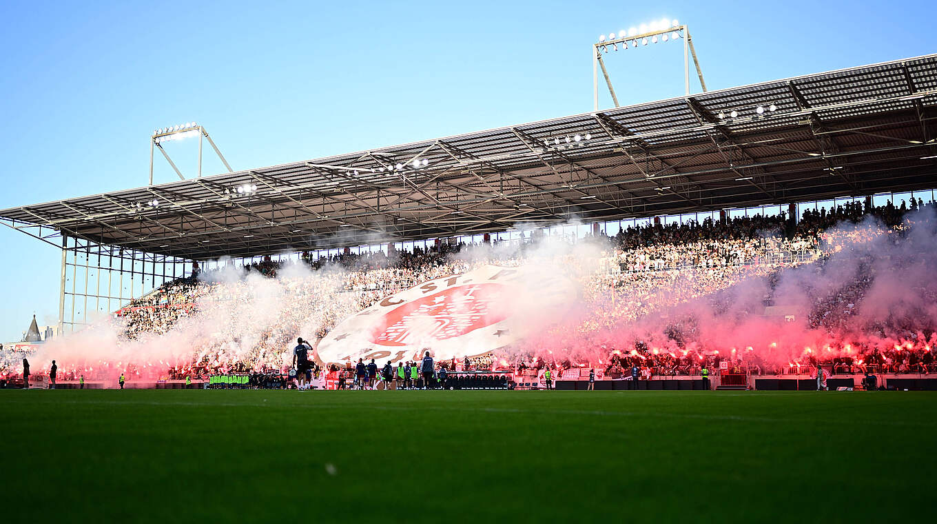 Massiver Einsatz von Pyrotechnik im Hamburger Derby: Geldstrafe für St. Pauli © imago