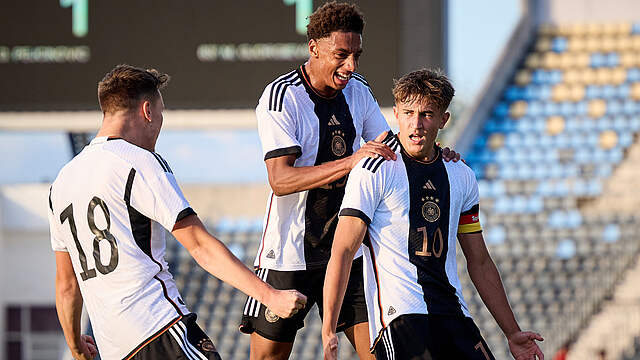 Zweiter Sieg in Folge: Tom Bischof (r.) trifft doppelt gegen Nordmazedonien © Getty Images/DFB