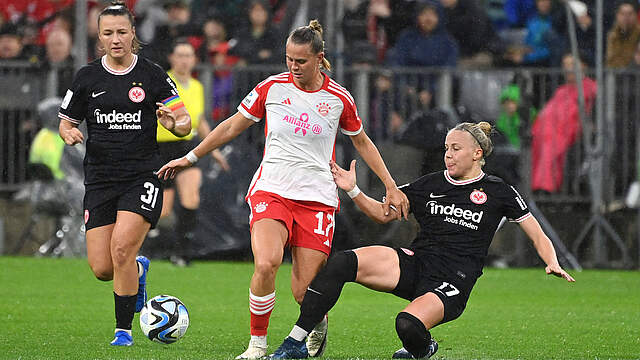 Ausgebremst: Klara Bühl (M.) wird von zwei Frankfurterinnen gestoppt © imago