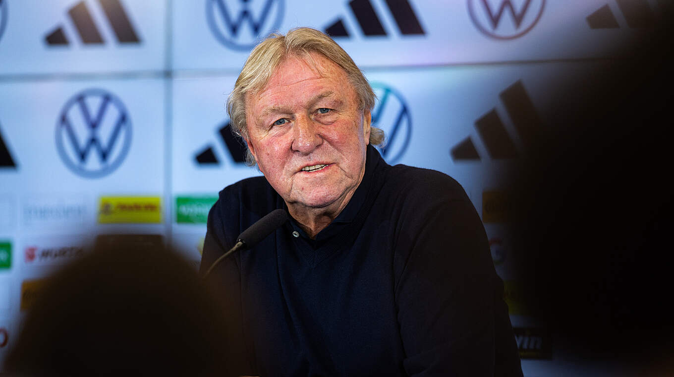 Interimsbundestrainer Horst Hrubesch: "Von Anfang an 100 Prozent geben." © Yuliia Perekopaiko/DFB