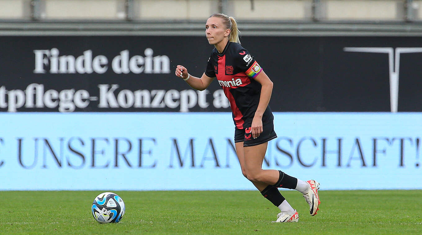 BayerKapitänin Elisa Senß