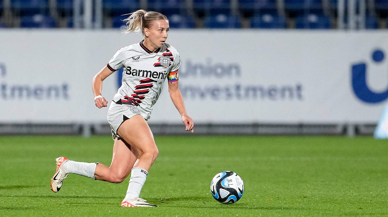 BayerKapitänin Elisa Senß