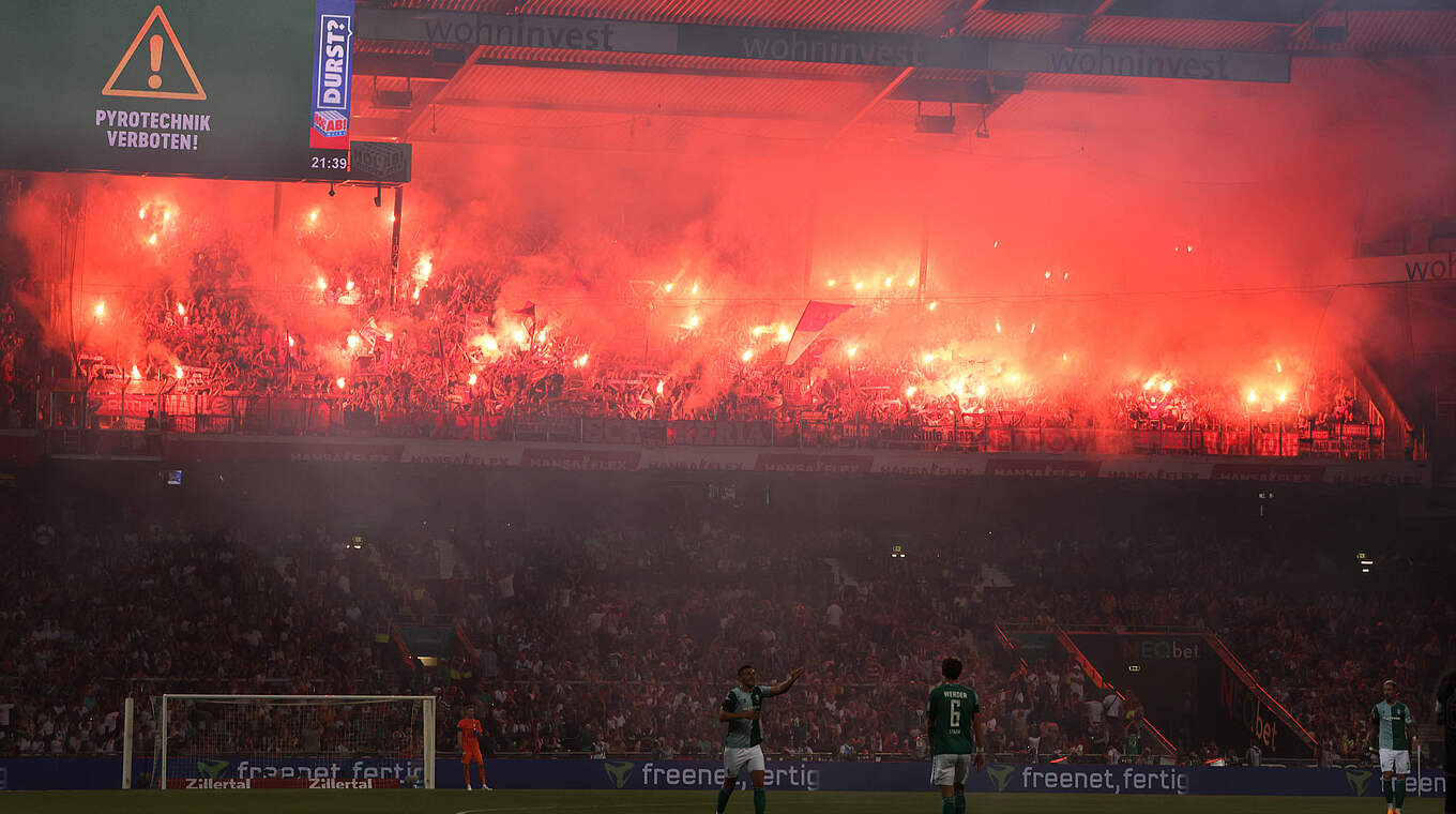 Zünden im Gastspiel bei Werder Bremen massiv Pyrotechnik: Anhänger des FC Bayern © 2023 Getty Images