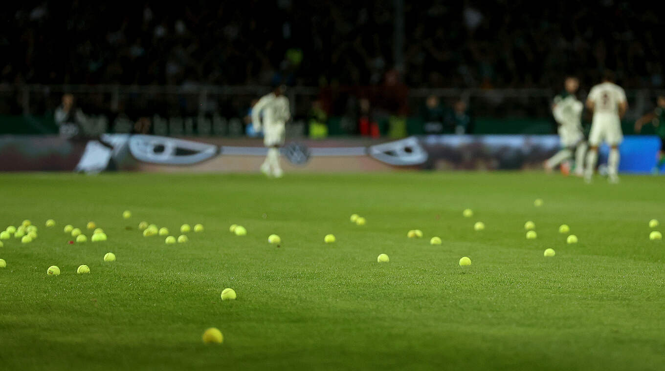 Tennisbälle und Pyrotechnik: Geldstrafe für Bayern München © 2023 Getty Images