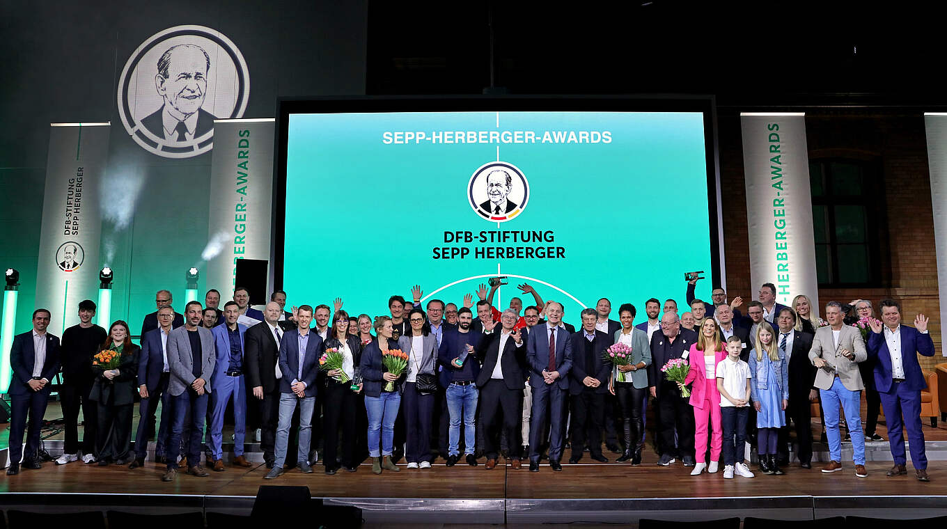 Verleihung in Berlin: Auch 2024 werden die Sepp-Herberger-Awards vergeben © Getty Images
