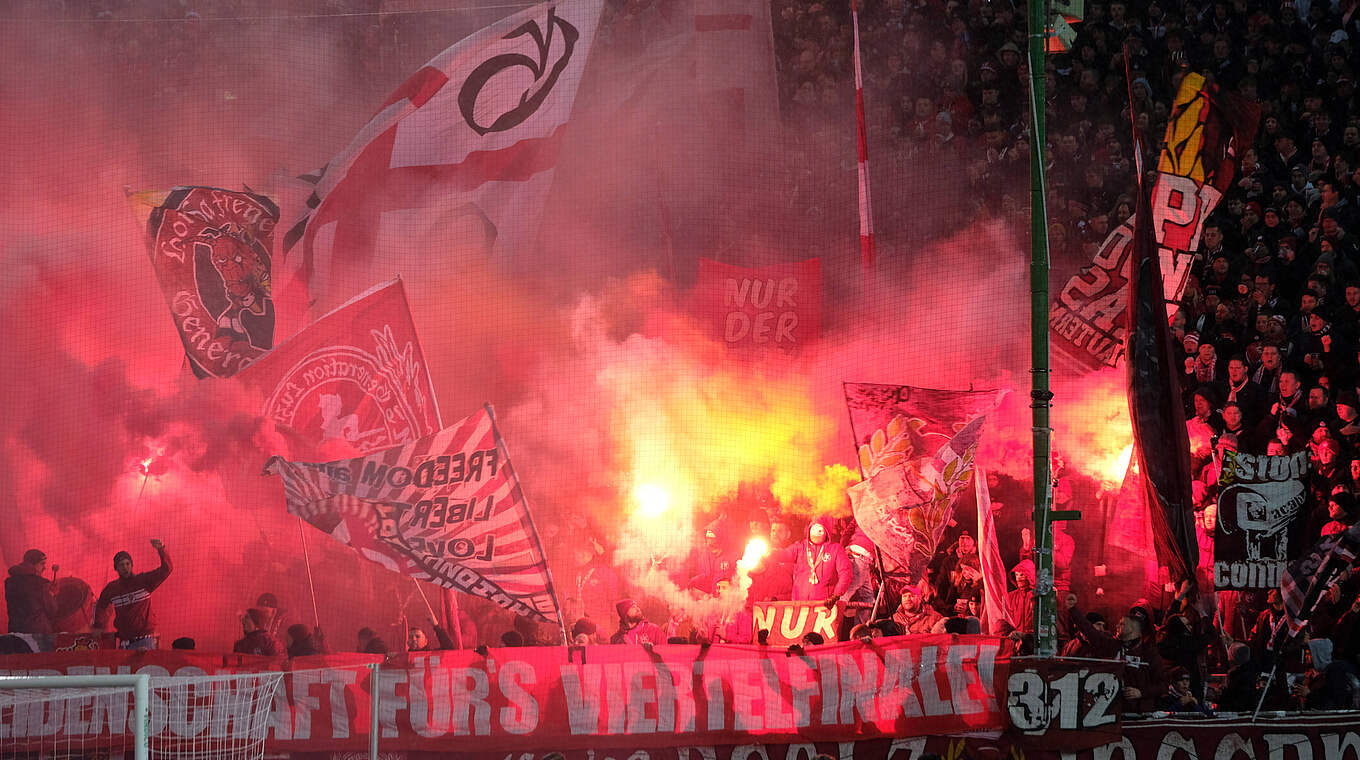 Bengalische Feuer im Pokalachtelfinale: Geldstrafe für den 1. FC Kaiserslautern © imago