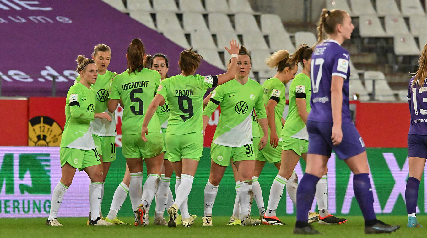 Nach Rückstand: Die Wolfsburgerinnen bejubeln den Führungstreffer  © IMAGO