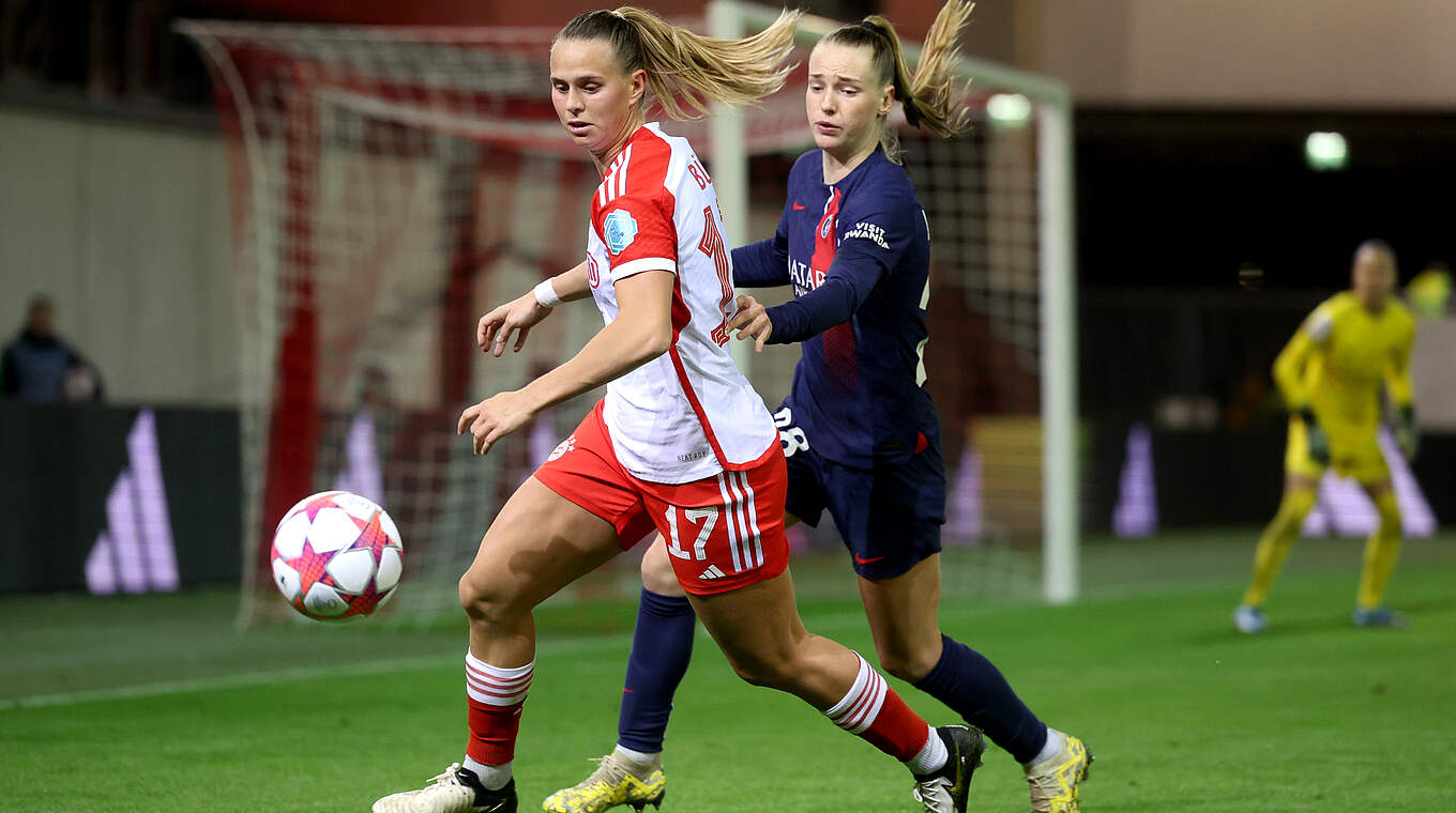 Kampf um den Ball: Münchens Klara Bühl (l.) gegen Jade Le Guilly © Getty Images