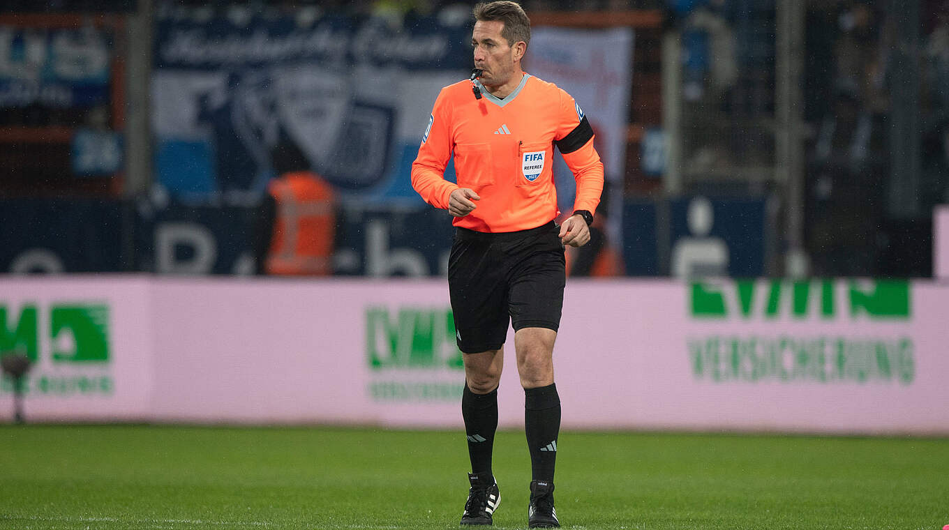 Leitet in München sein 174. Bundesligaspiel: FIFA-Schiedsrichter Tobias Stieler © IMAGO/Sven Simon