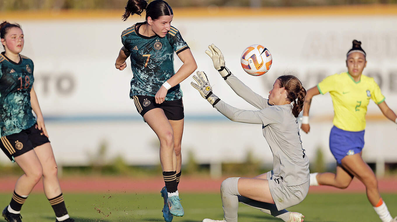 Zweiter Auftritt an der Algarve: Lilli Becker (2.v.l.) und die U 16, hier gegen Brasilien © Getty Images