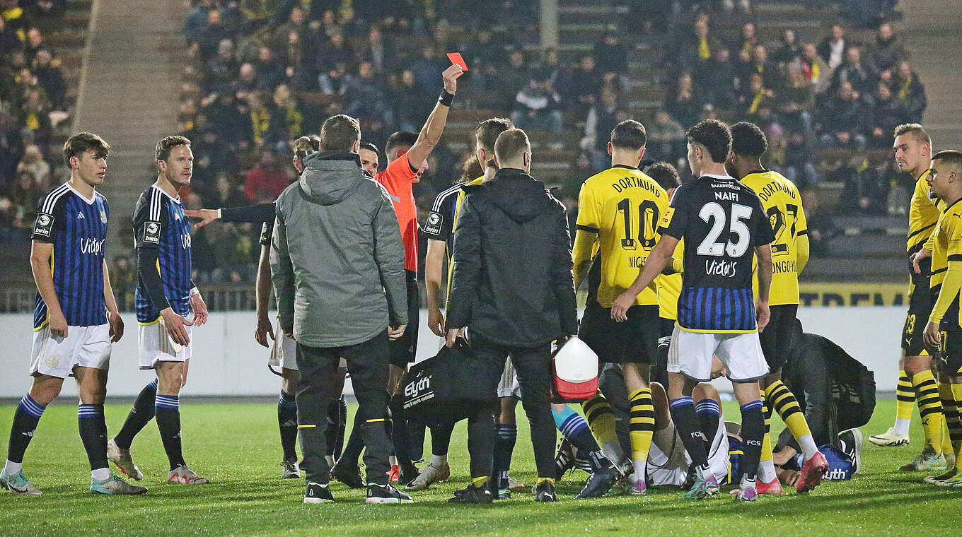 Sieht im Spiel gegen Saarbrücken die Rote Karte: Dortmunds Falko Michel (Nr. 10) © imago