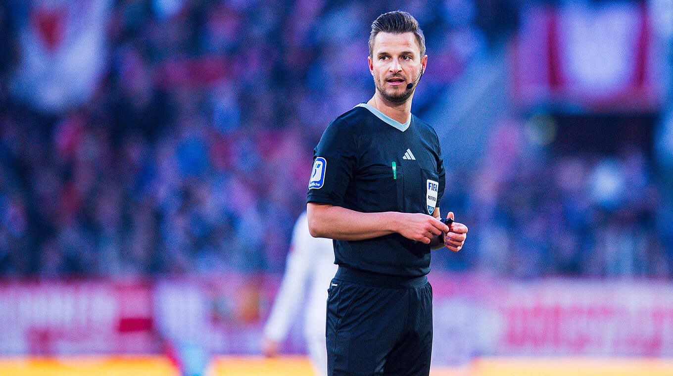 In Leverkusen im Pokalviertelfinale im Einsatz: FIFA-Referee Daniel Schlager © imago