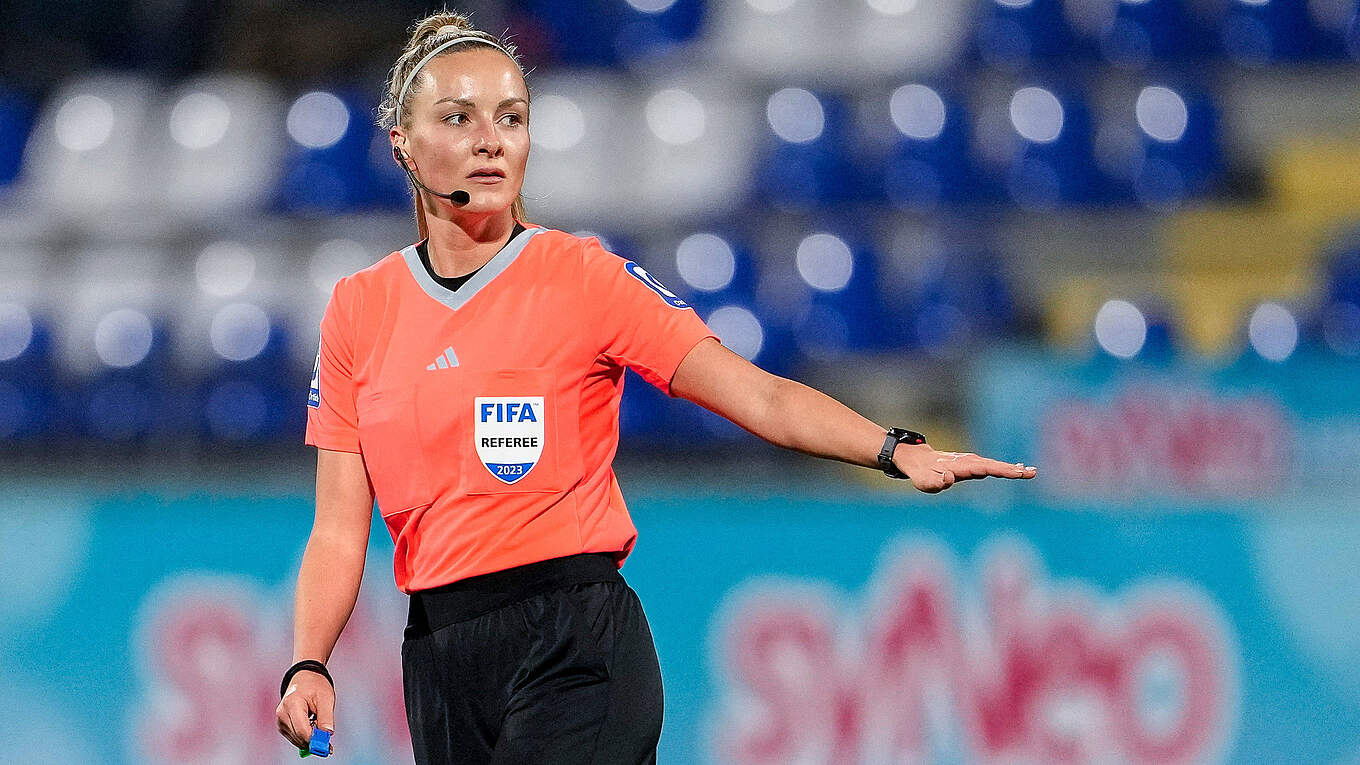 Michel pfeift Frankfurt gegen Freiburg DFB Deutscher FußballBund e.V.