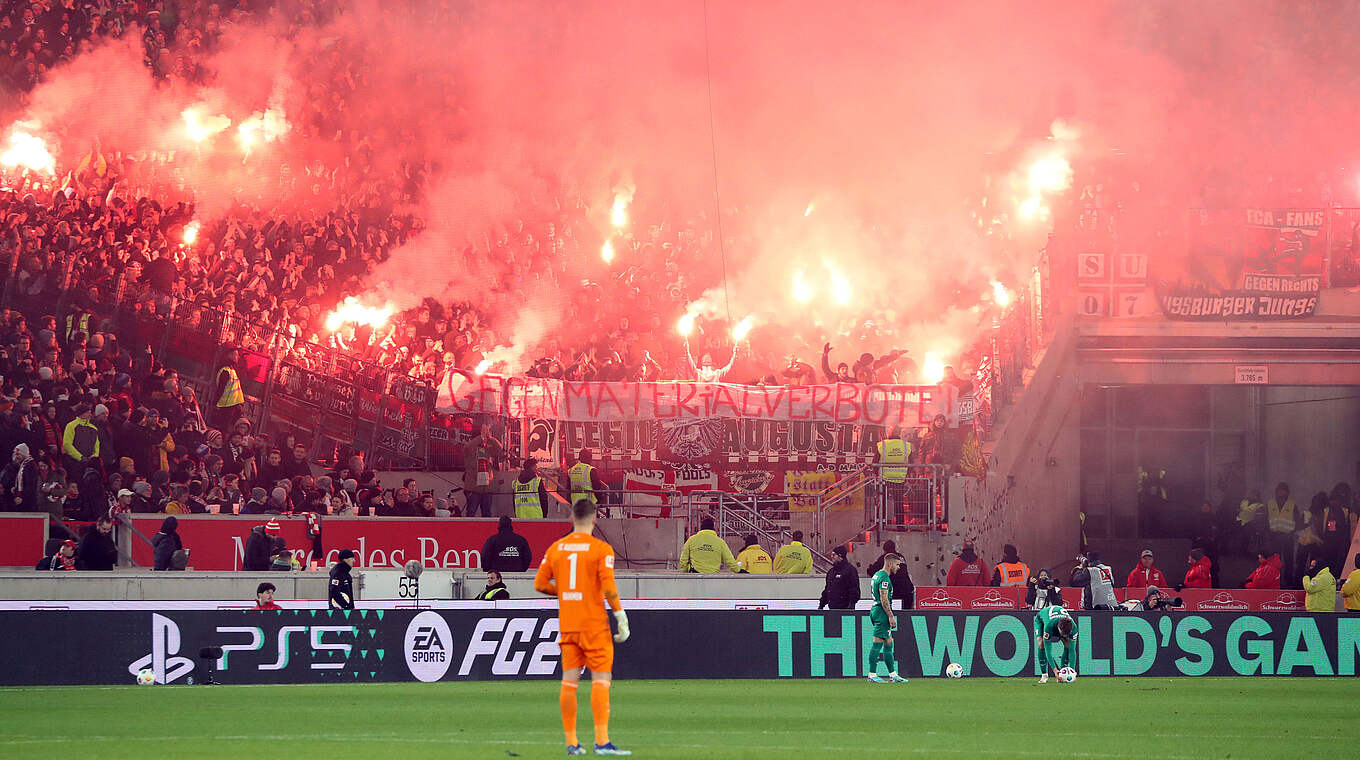 Abbrennen von Pyrotechnik: Geldstrafe gegen den FC Augsburg © IMAGO/Sportfoto Rudel