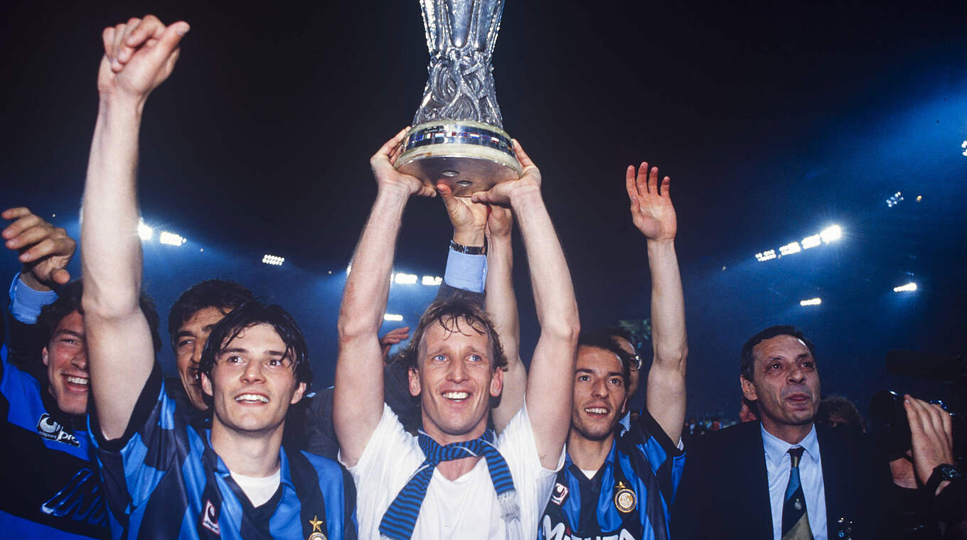 UEFA-Cupsieger 1991 mit Inter Mailand: Andreas Brehme mit dem Pokal © imago