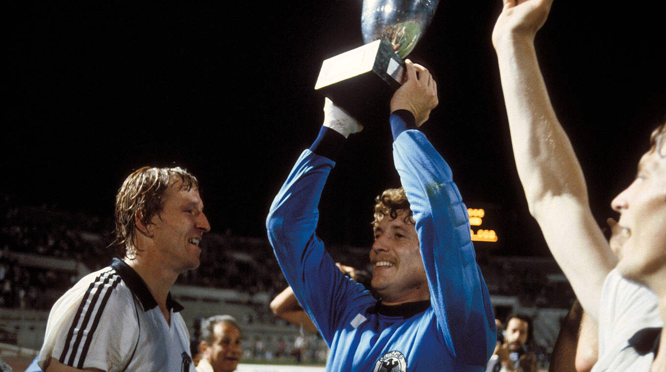 Europameister 1980: Toni Schumacher jubelt zusammen mit Cup und Horst Hrubesch (l.) © imago