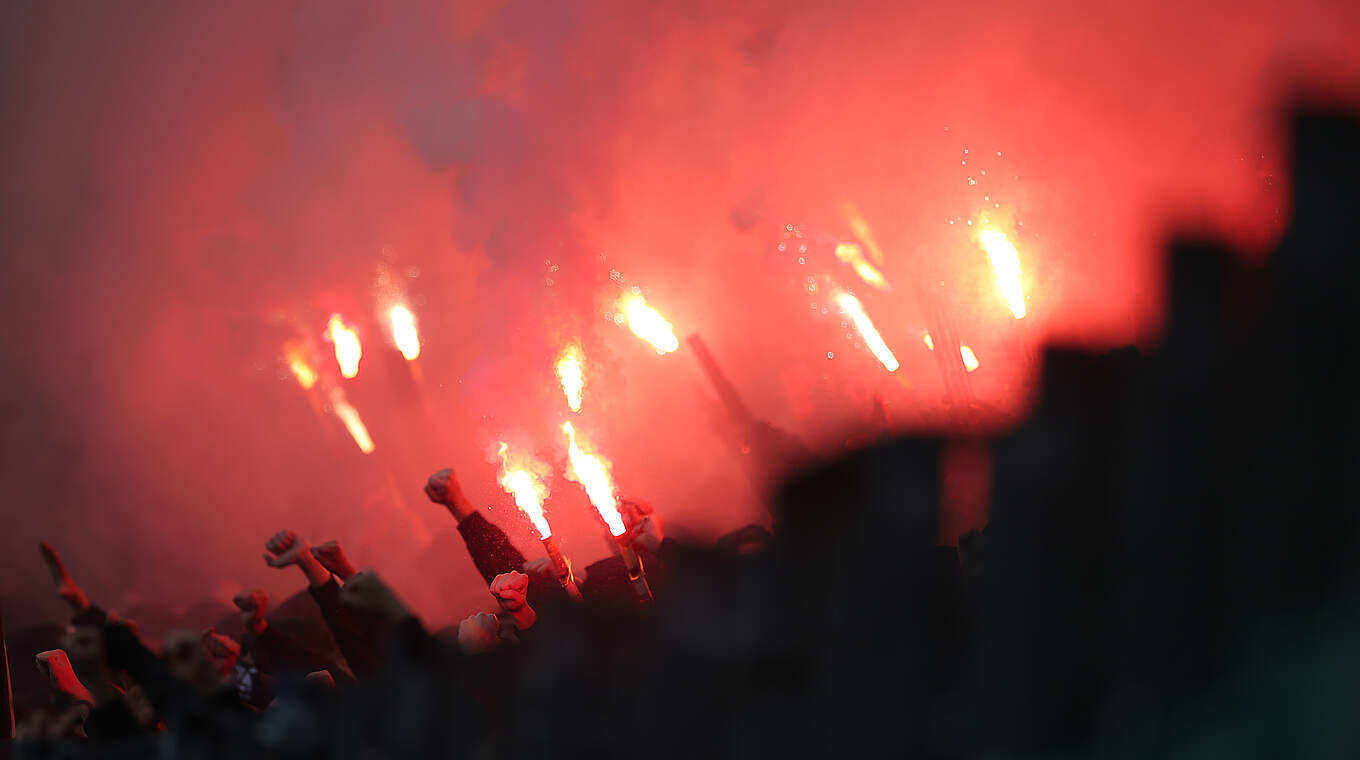 Massiver Einsatz von Pyrotechnik im Niedersachsenderby: Geldstrafe für Hannover 96 © 2023 Getty Images