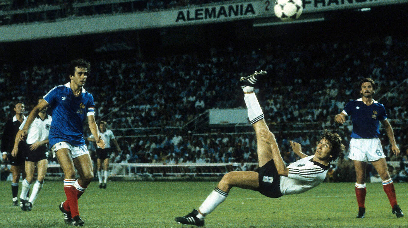 Dramatisches WM-Halbfinale 1982: Klaus Fischer stellt per Fallrückzieher auf 3:3 © imago