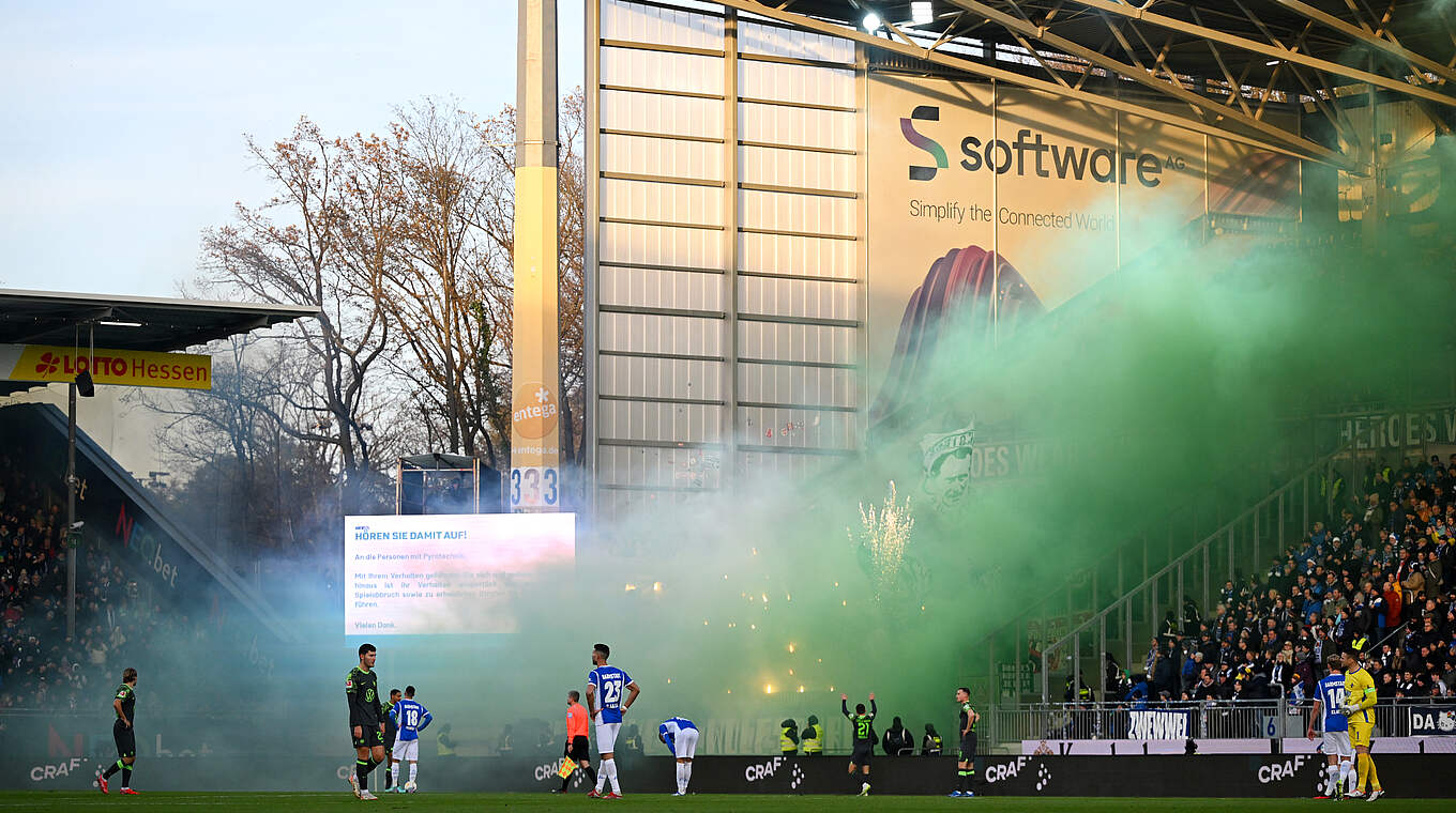 Werfen von Gegenständen und Pyrotechnik im Fanblock: Geldstrafe für VfL Wolfsburg © Getty Images