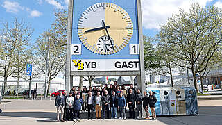 Beeindruckendes Monument: DFB-Delegation vor der Uhr am Stadion Wankdorf © Carsten Kobow