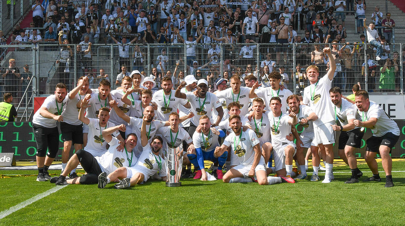 Meister der letzten Saison: Auch der SV Elversberg stieg als Aufsteiger auf © IMAGO