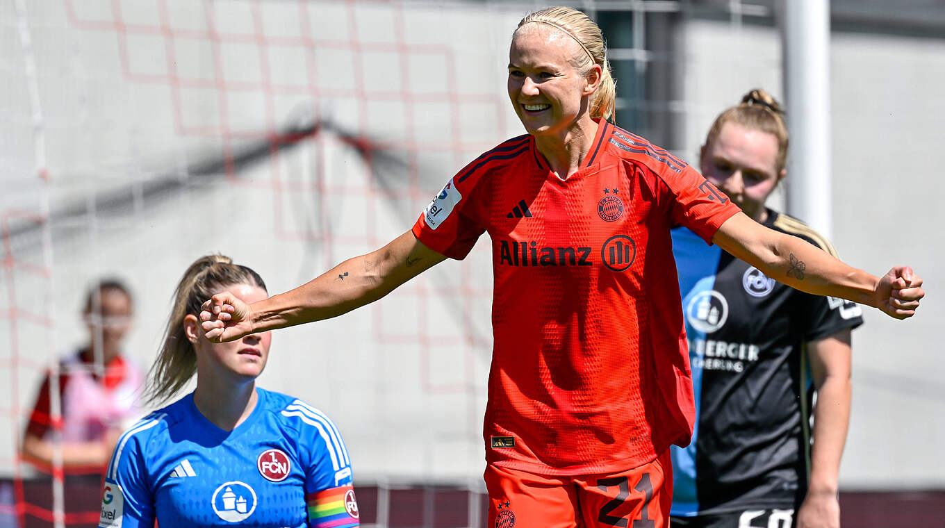 Hattrick zuhause: Pernille Harder schießt den FC Bayern im Alleingang zum Sieg © imago
