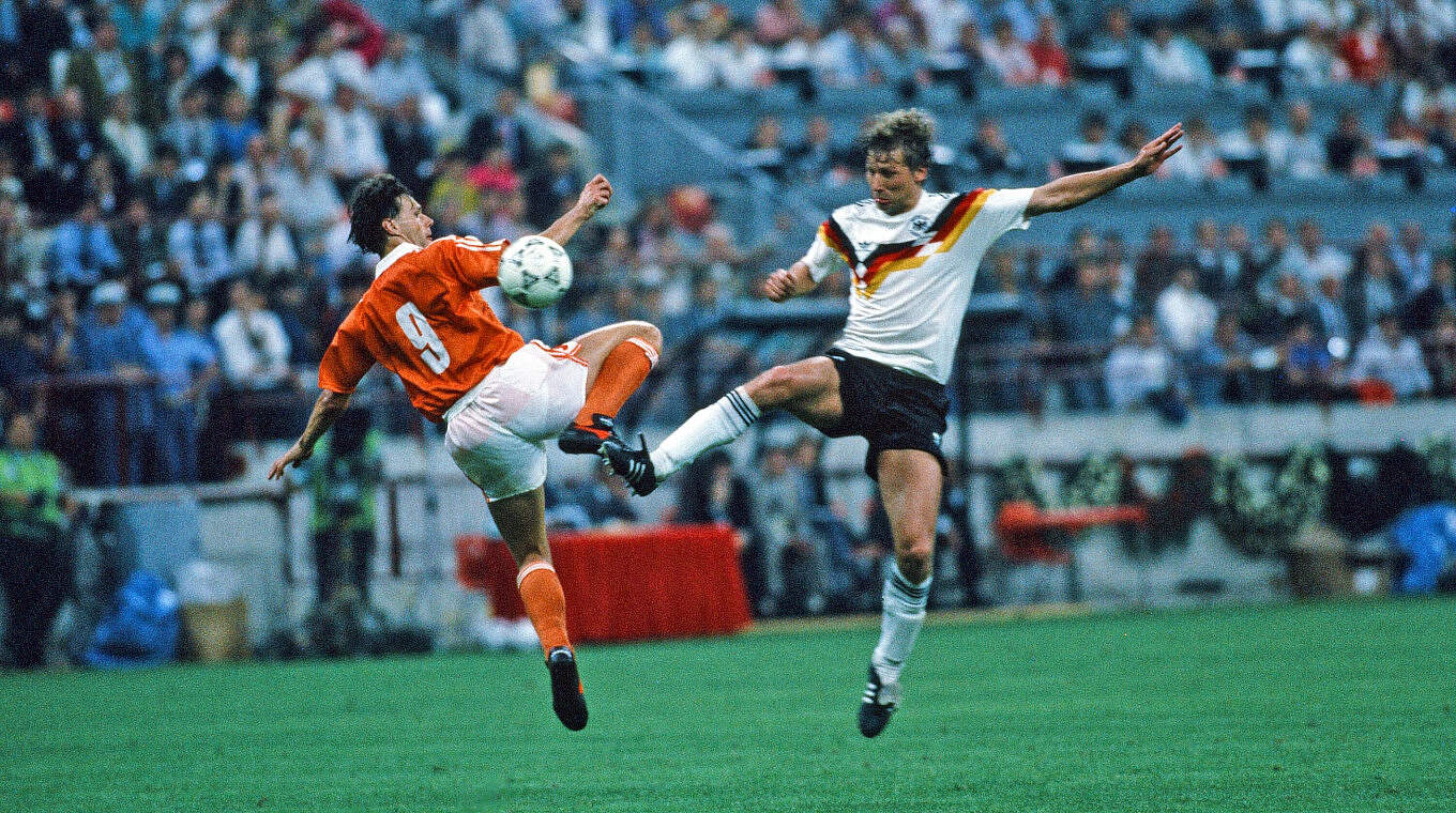 Überragend im WM-Achtelfinale 1990: Buchwald (rechts) gegen Marco van Bastens Niederlände © Picture Alliance/Rudel