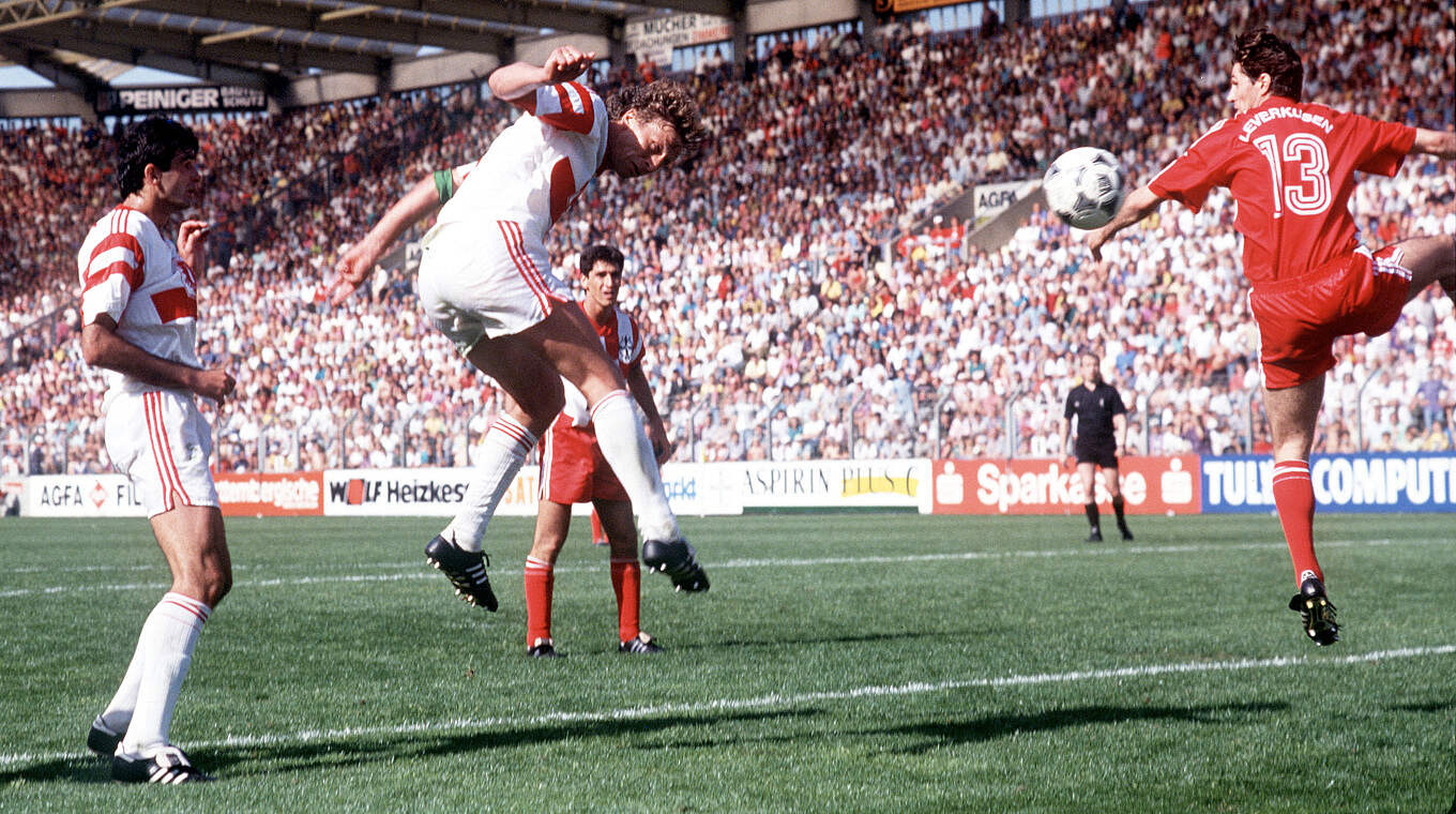 1992 köpfte der VfB-Kapitän sein Team mit seinem Tor zum 2:1 gegen Bayer Leverkusen zur 
Deutschen Meisterschaft © Picture Alliance/Sven Simon