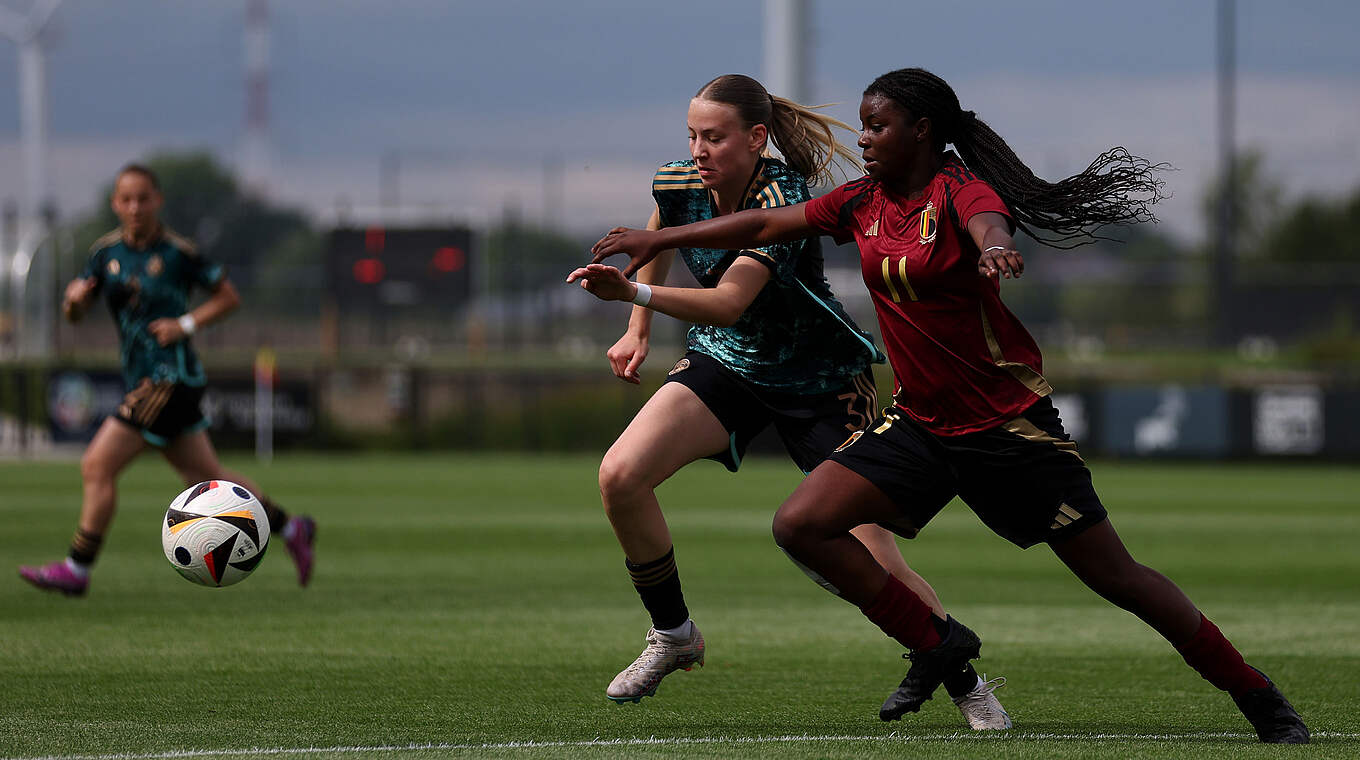 Kampf um den Ball: Mia-Lena Maas (l.) gegen Belgiens Kadhiya De Ceuster © Getty Images
