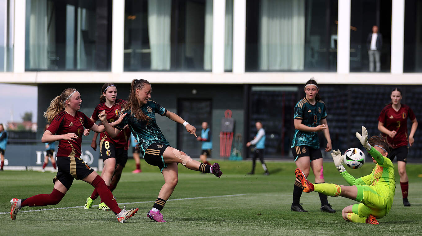 Zweiter deutscher Treffer: Belma Dzaferi (3.v.l.) trifft noch vor der Halbzeit © Getty Images