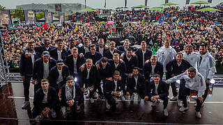 Überragender Empfang: 4000 Fans warten in Herzogenaurach auf das DFB-Team © Philipp Reinhard/DFB