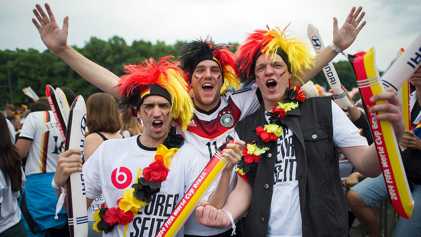 Fans vor Finale in "WeltmeisterForm" DFB Deutscher FußballBund e.V.