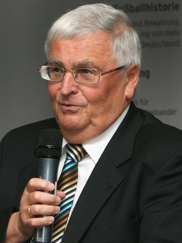 DFBPräsidium nominiert Dr. Zwanziger für UEFAKandidatur DFB