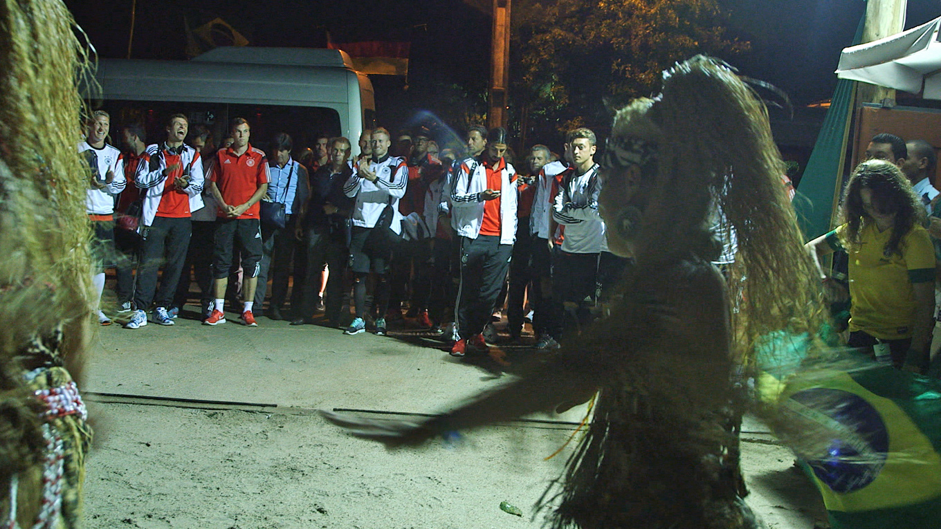 Trommeln, Tanz und Sprechgesang: DFB-Team zurück im Campo Bahia :: DFB