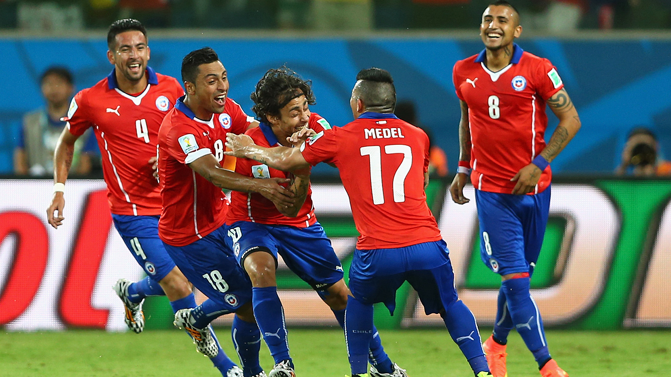 три чили. чили против перу. три чили. Marco bresciano vs chile 2014. Chilini footbolist.