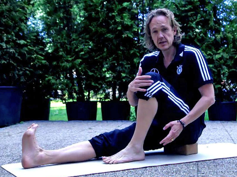 Video Erst Yoga, dann Jogi Folge 9 DFB Deutscher FußballBund e.V.